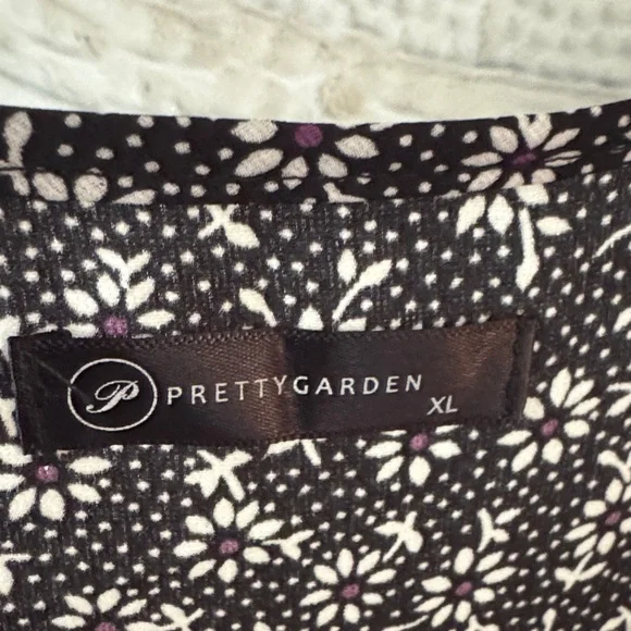 Elegant Navy Floral Maxi Dress - Picture 2 of 3